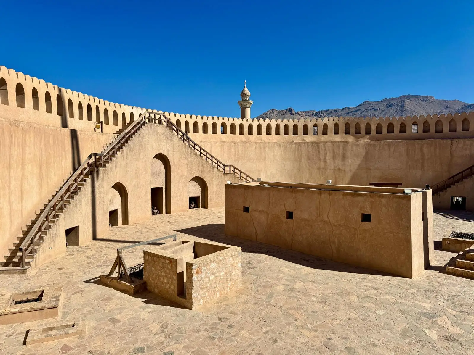 Esplanade murs crénelés escaliers fort Nizwa Oman