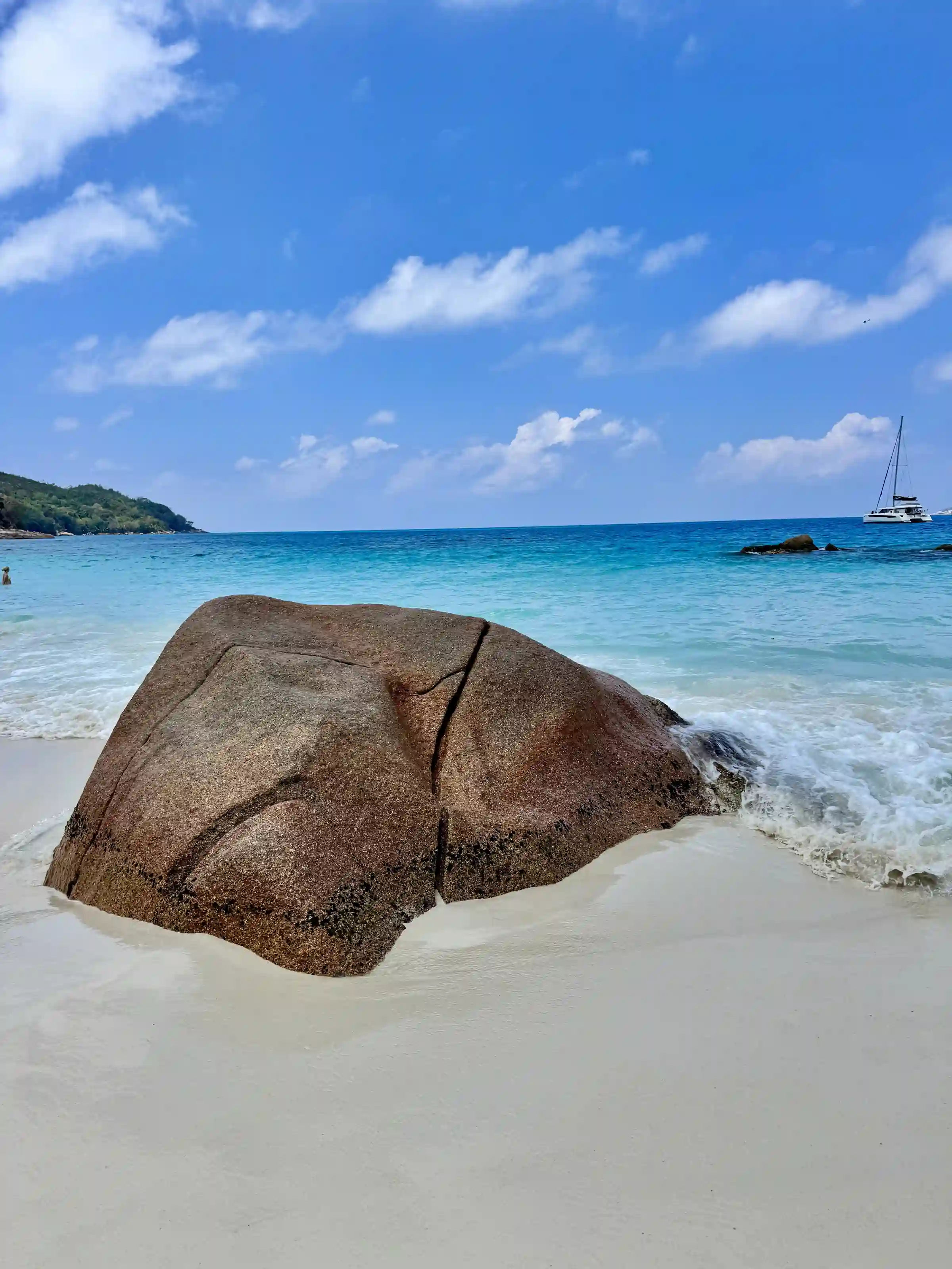 Rocher granitique plage sable blanc Praslin Seychelles