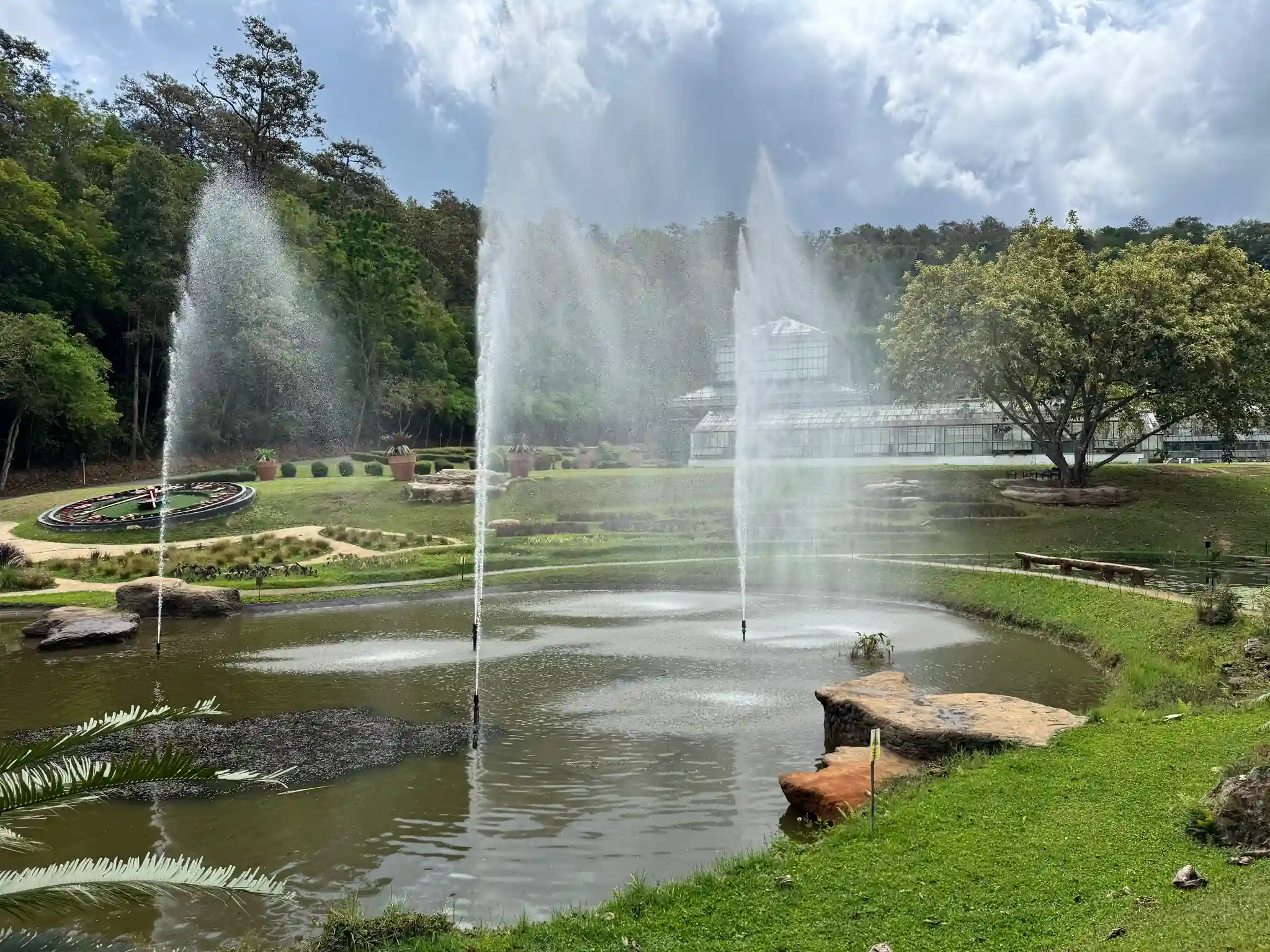 Fontaines jardin botanique pelouse Chiang Mai Thaïlande