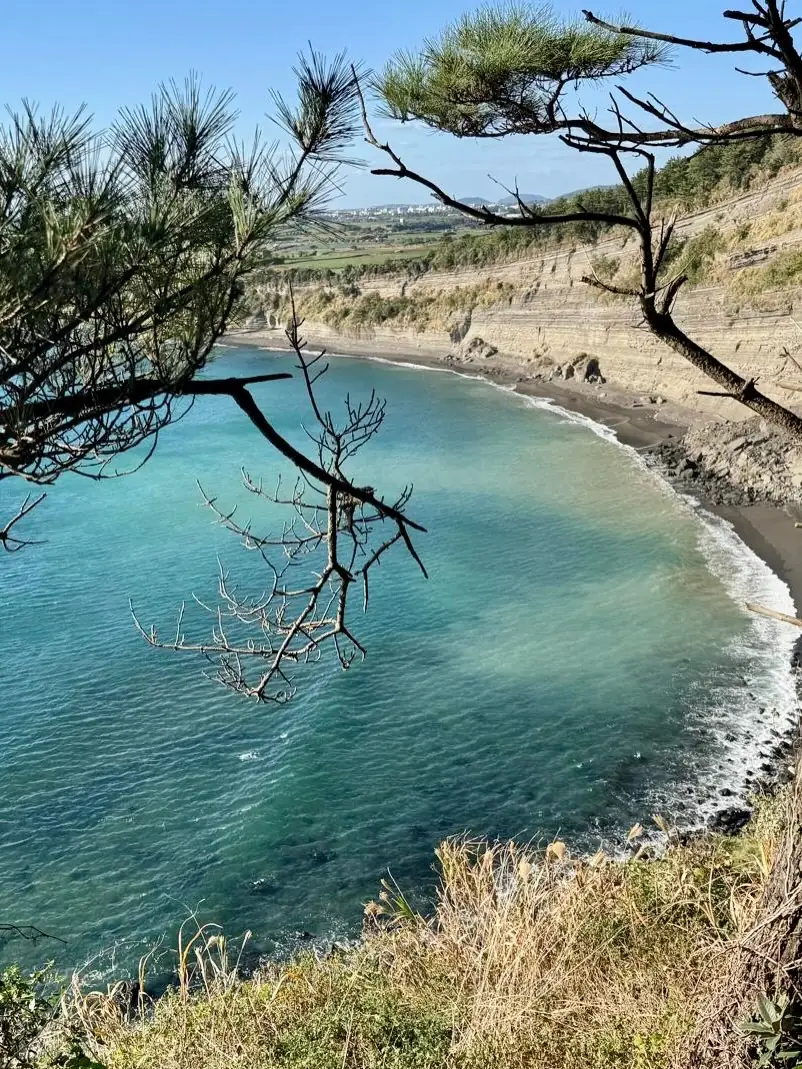 Plage turquoise falaises Corée du Sud