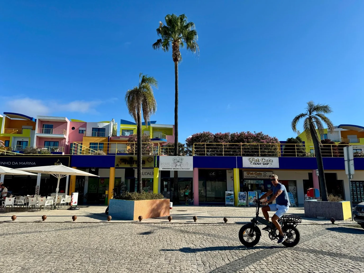 Bâtiments colorés terrasses palmiers Albufeira Algarve Portugal