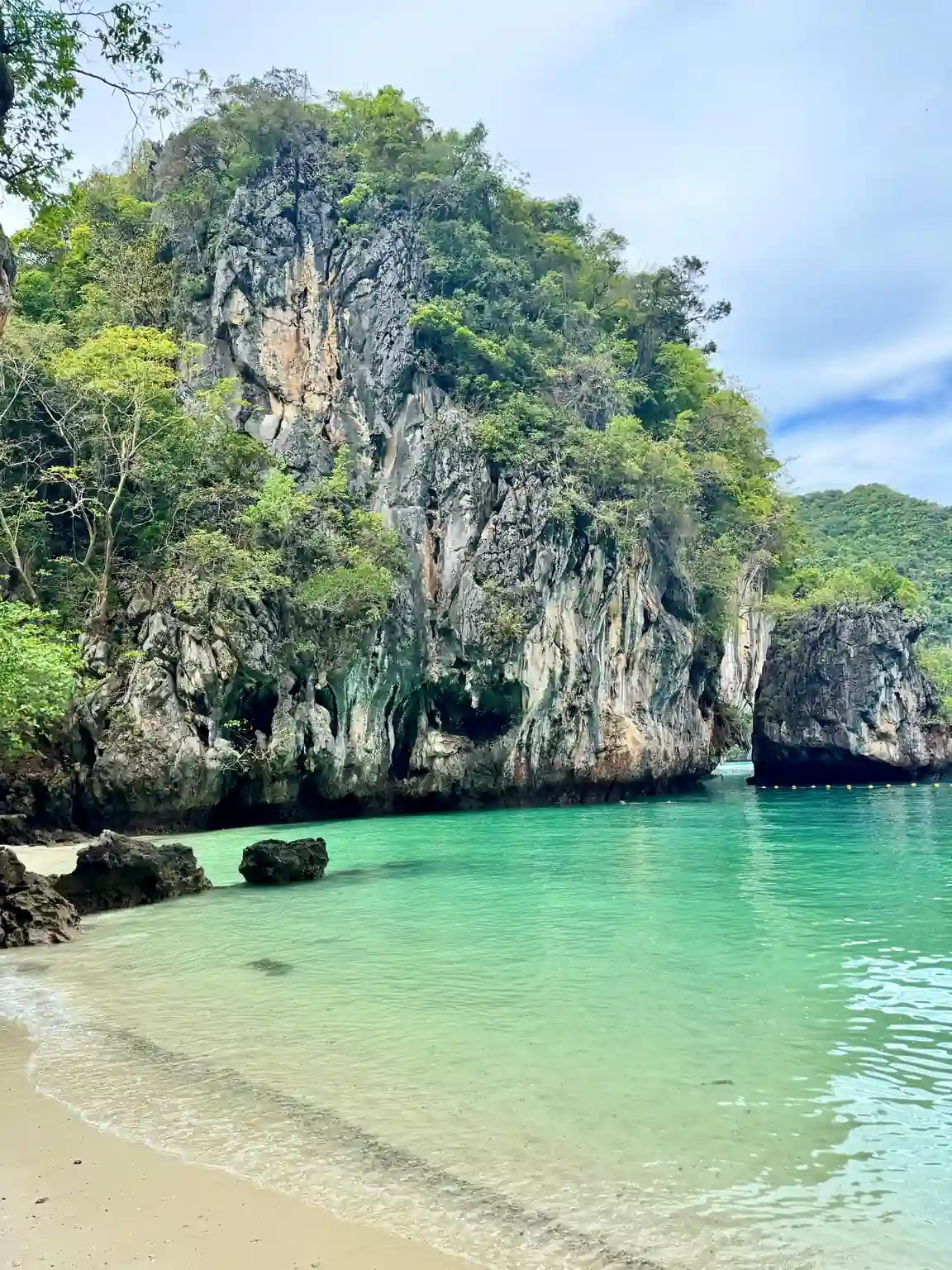 Crique eau émeraude falaises Krabi Thaïlande