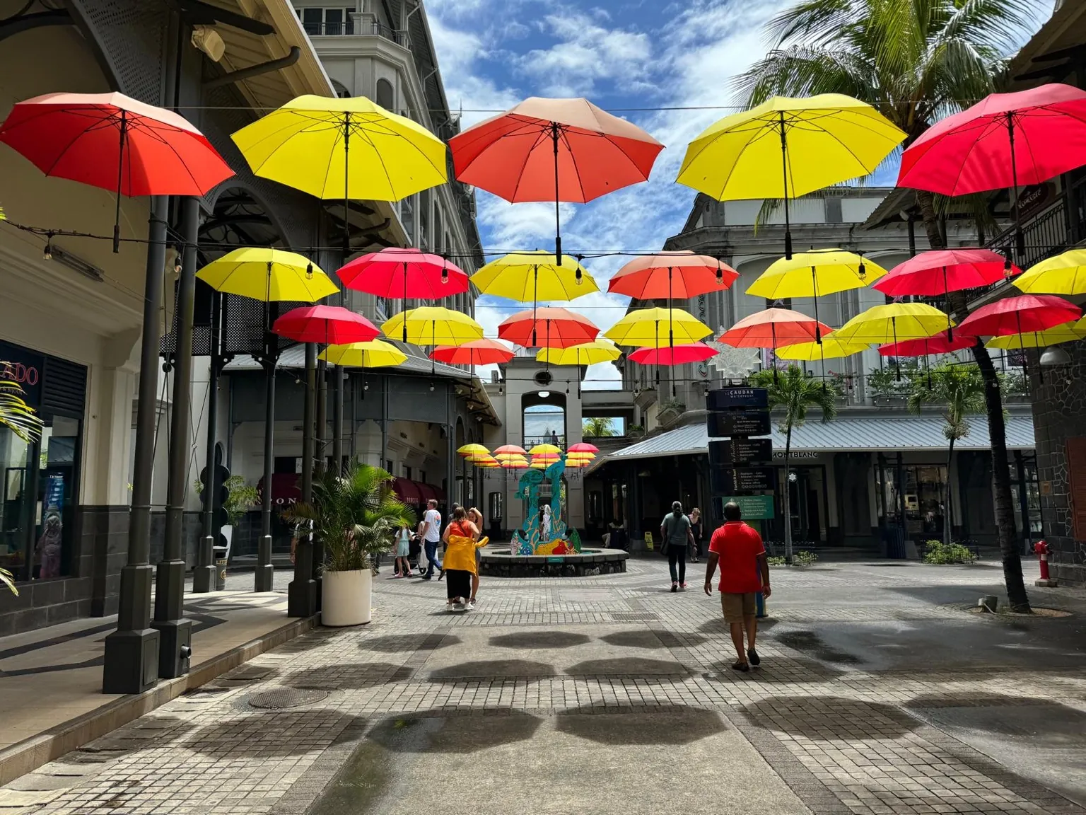Rue parapluies colorés Caudan Waterfront Port Louis île Maurice