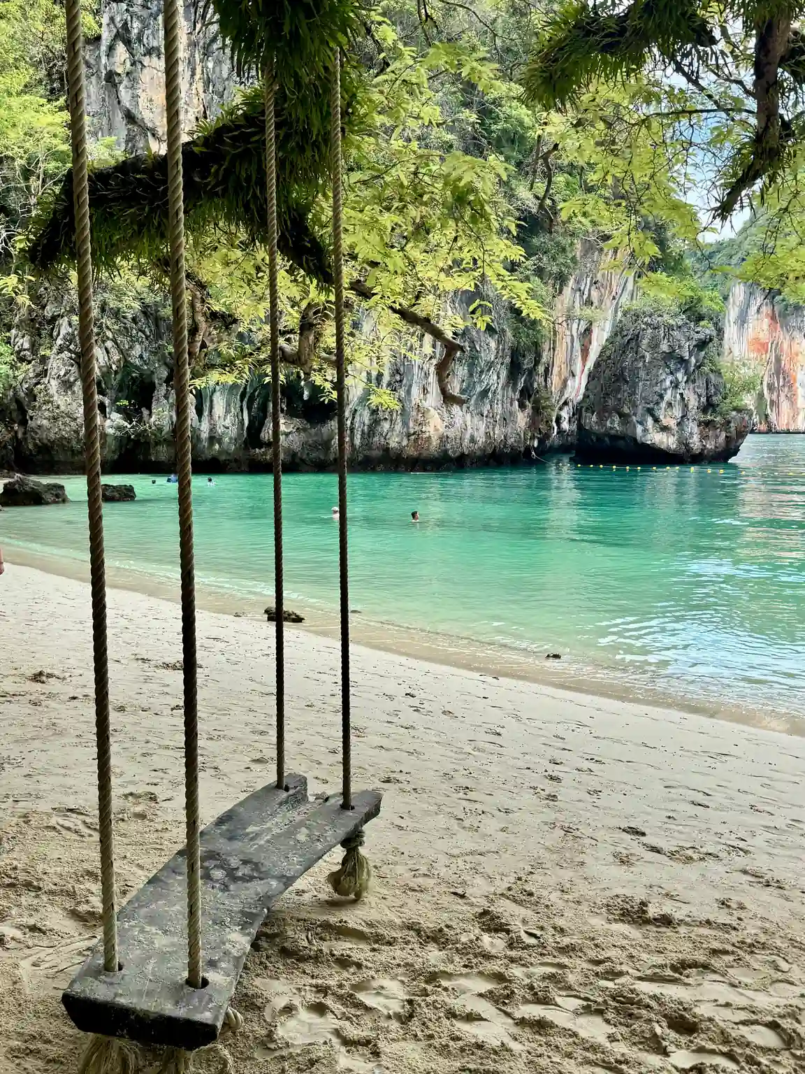 Balançoire plage eau turquoise falaise Krabi Thaïlande