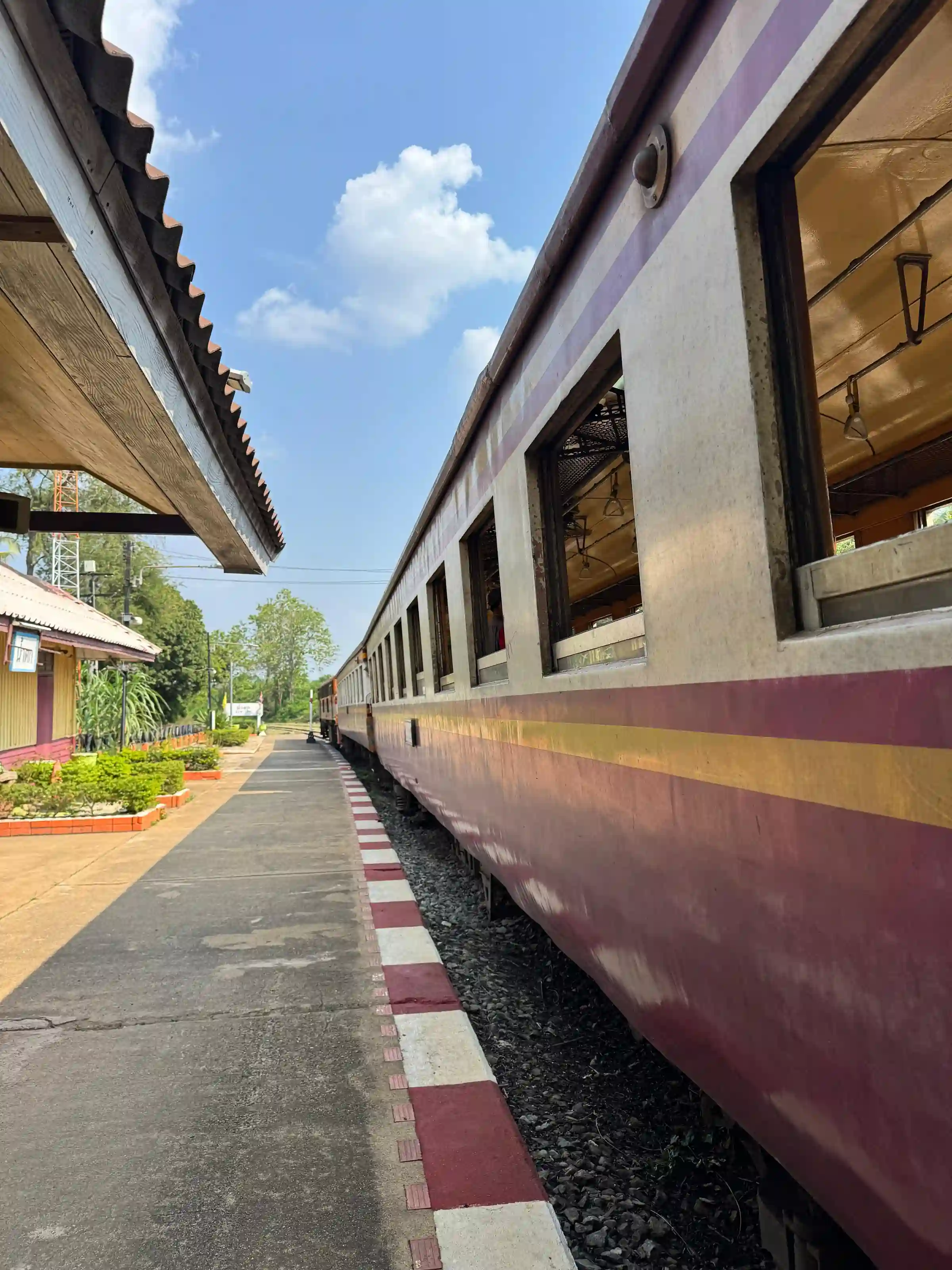 Train quai gare Kanchanaburi Thaïlande