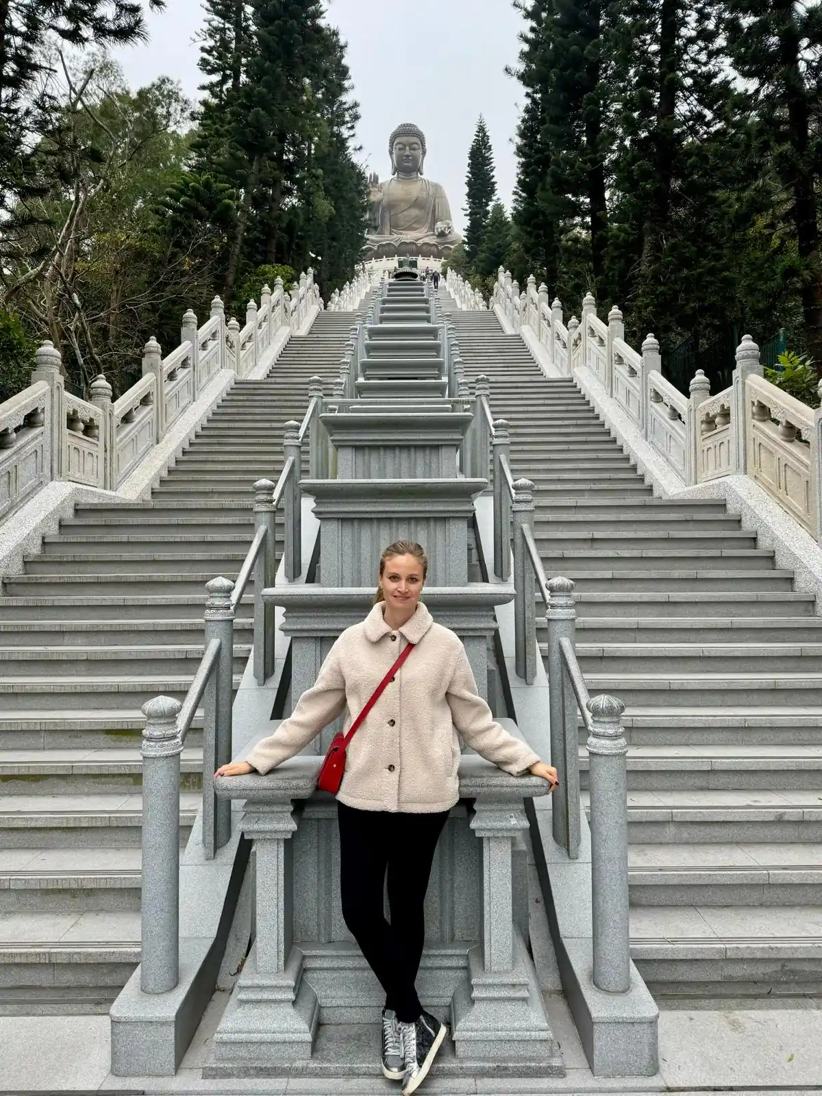 Mathilde Attia devants l'Escalier 268 marches Grand Bouddha Lantau Hong Kong