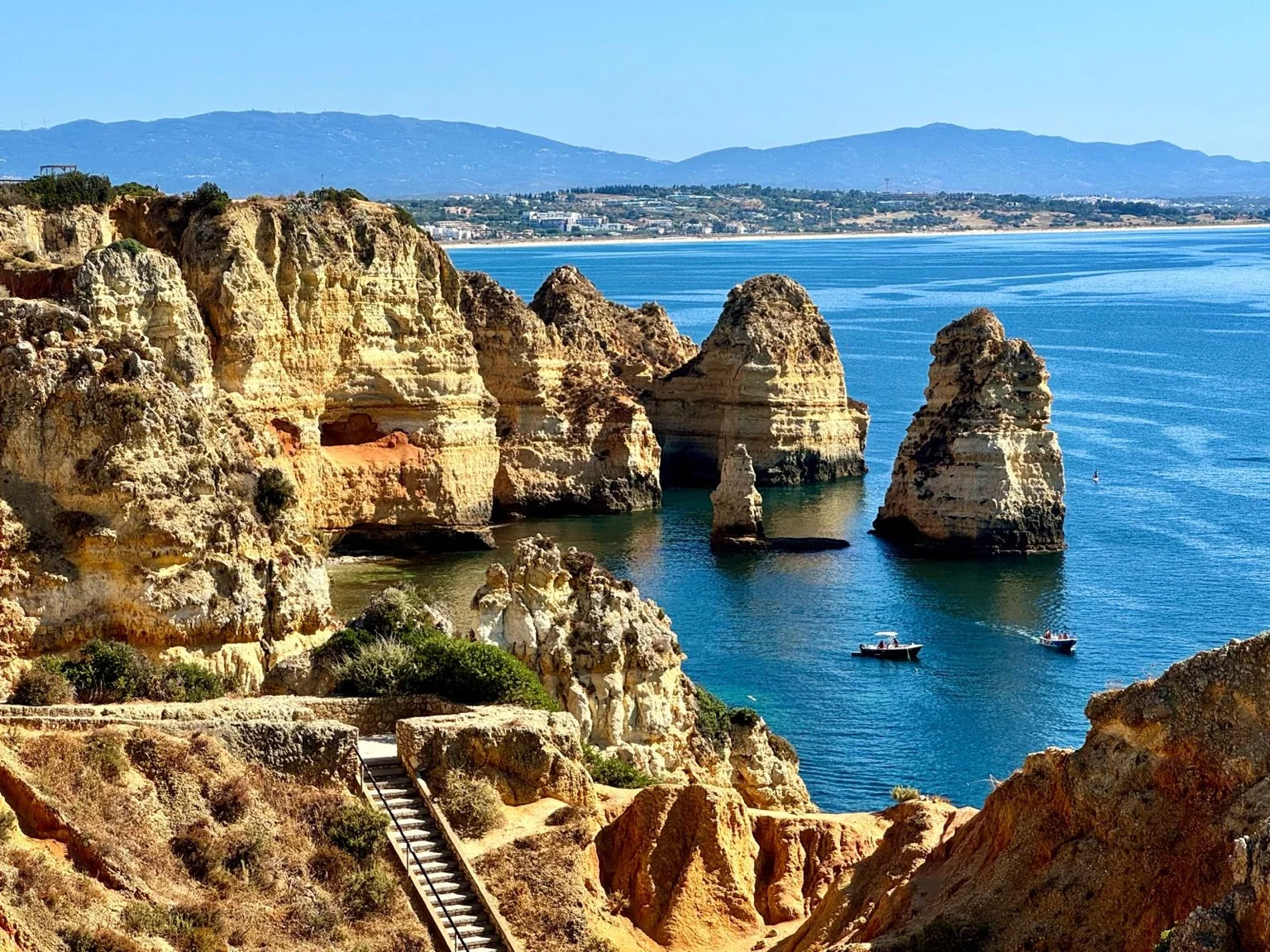 Falaises dorées formations rocheuses bateaux Ponta da Piedade Lagos Algarve