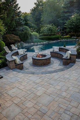 Pavé ; muret décoratif ; foyer