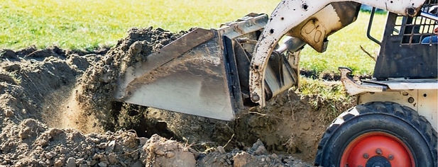 machinerie qui nivele un terrain