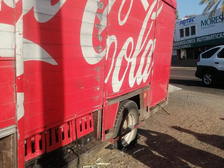 Cae camión de la Coca Cola en megabache