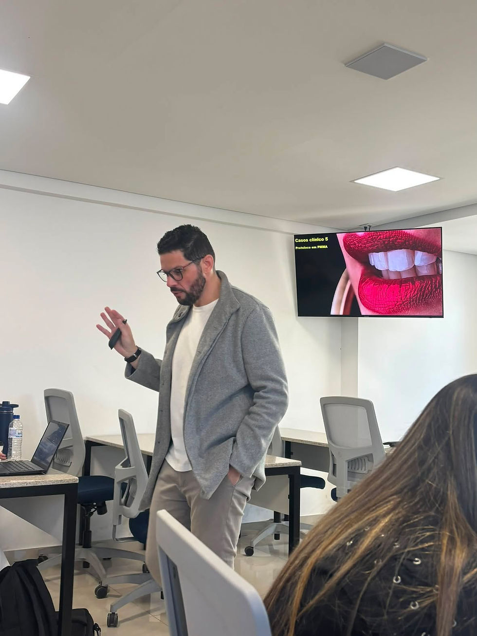 Dr. Felipe ministrando aulas em Belo Horizonte na especialização em Implantodontia e prótese São Leopoldo Mandic