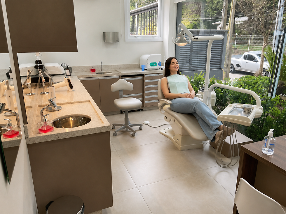 Paciente em cadeira odontológica durante consulta preventiva para limpeza dentária profissional em consultório moderno em Canela.