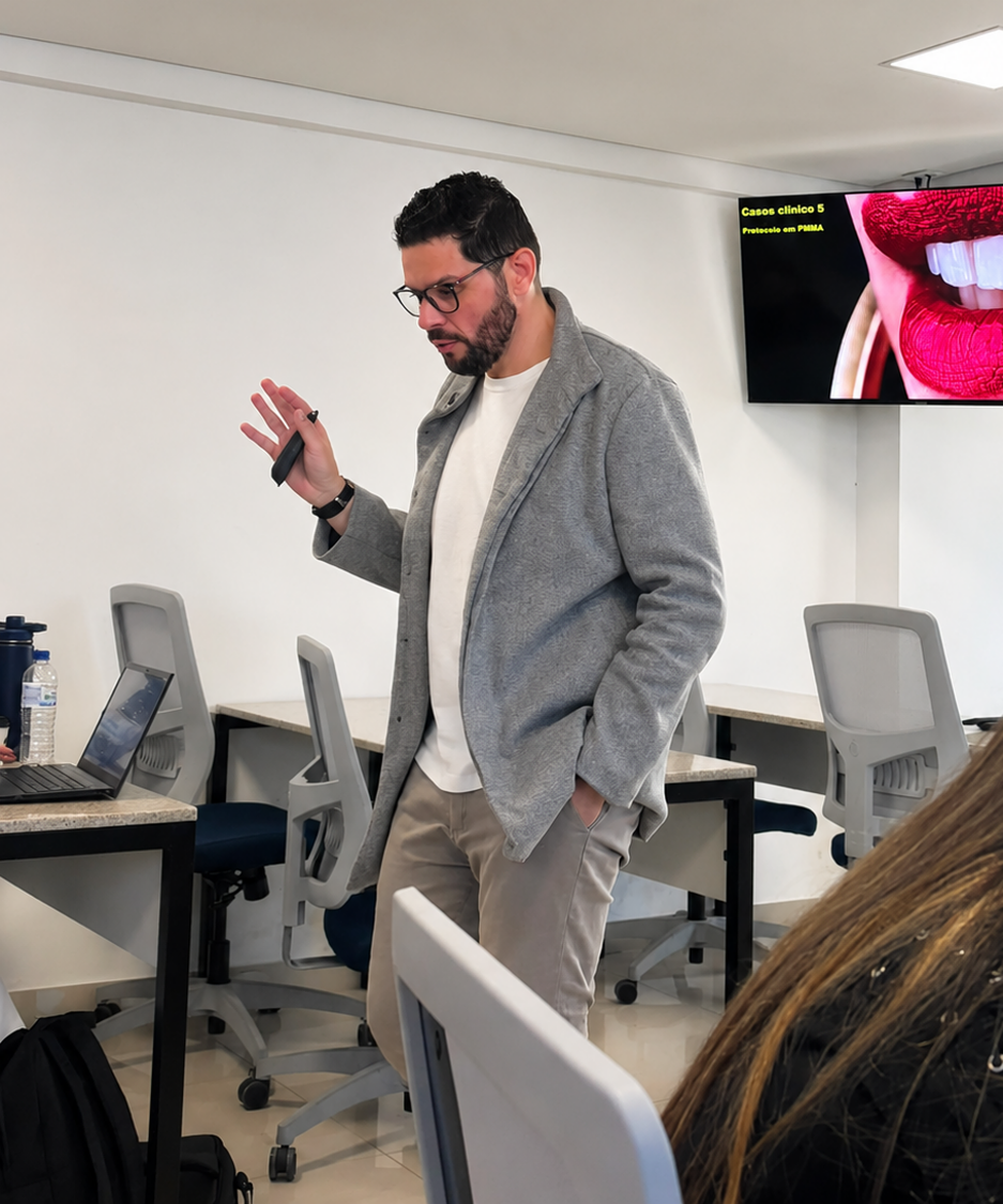 Professor Dr. Felipe Pohlmann na imagem ministrando aula de Odontologia digital na São Leopoldo Mandic em Belo Horizonte