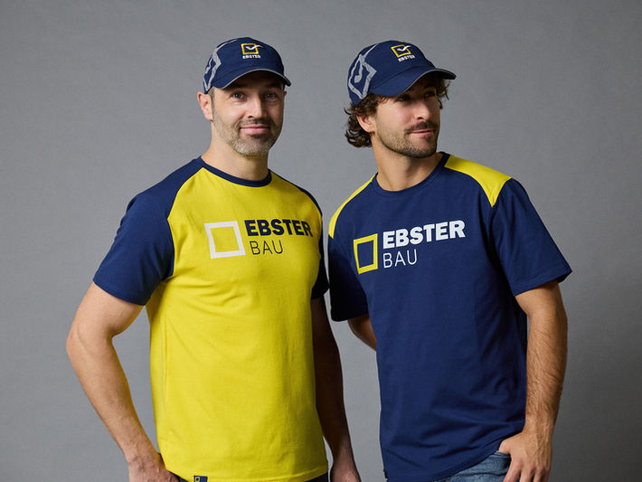 2 Männer schauen nach rechts in Ebster Kollektion