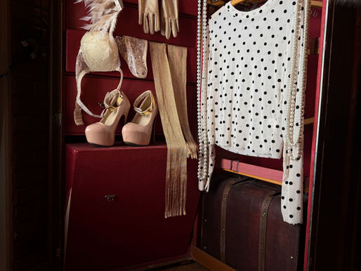 Le dressing du Boudoir Baroque à Lausanne : plus de 400 tenues pour votre shooting boudoir