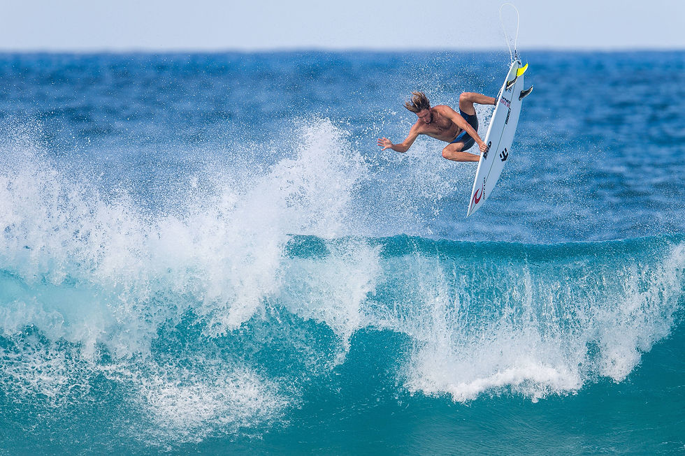 Matt Wilkinson surfando em Rocky Point, Haleiwa, Havaí, 2017 - Ryan Miller / Red Bull Content Pool