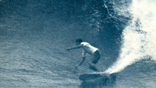 Felipe Pomar surfeando - John Severson / vía EOS