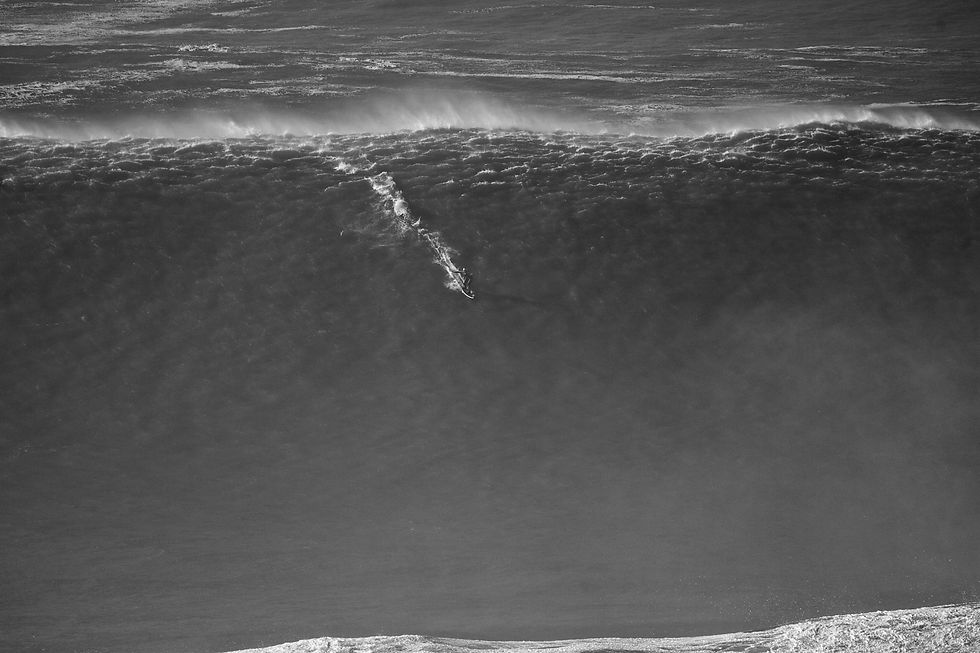 Garrett McNamara realiza uma manobra durante uma sessão de surfe de ondas grandes na Nazaré, Portugal, 2014 - Jeff Flindt / Red Bull Content Pool