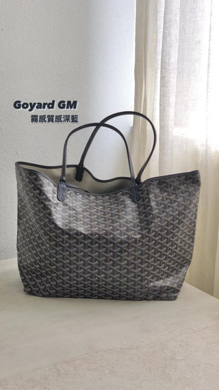 Goyard GM深藍 各種光源下都是新的樣貌 霧感質感深藍 超美🥺🥺🥺 好搭配容量大還防水 通勤族必備✨ 現貨在台 趕緊來詢問💖