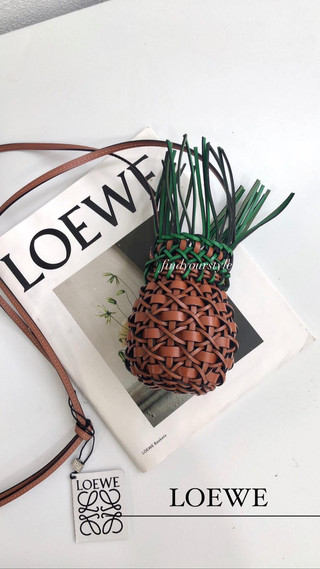 LOEWE 鳳梨包~充滿夏日氣息的時尚單品