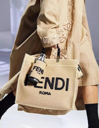 拎著最愛的FENDI草編托特包 哼一首夏日小調 Fendi Peekaboo X-tote