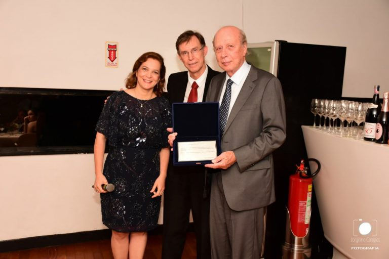 Placa-de-homenagem-768x512.jpg