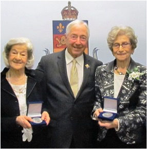 Mme Denise Comtois-Lalongé, le Lieutenant-gouverneur l’honorable J. Michel Doyon, Mme Jacqueline Dumas / Photo : courtoisie Luc Leblanc.