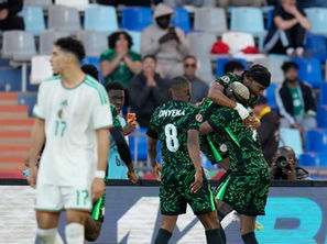 CAN 2025 : le Nigeria impose sa loi à l’Algérie et s’avance sans complexe vers le Maroc



‎