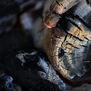 Kırmızı parlayan mangal körü yakın plan