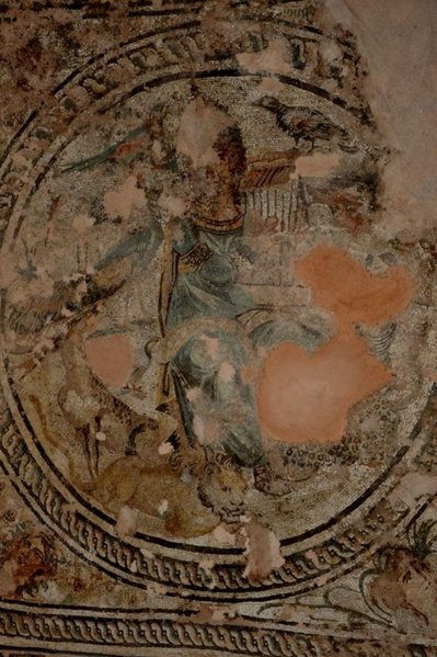 Konuralp Müzesi etnografya salonunda sergilenen Osmanlı dönemine ait bakır kaplar ve el işlemeleri.