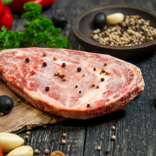 Marine edilmiş çiğ et, bitkisel malzemeler yanında