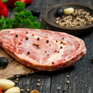 Marine edilmiş çiğ et, bitkisel malzemeler yanında