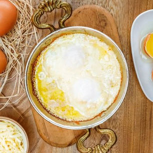 Köy peyniri ve köy yumurtasıyla hazırlanmış peynirli yumurta, İbrahim’in Yeri Bolu Dağı mutfağında sahanda servis edilmiş.