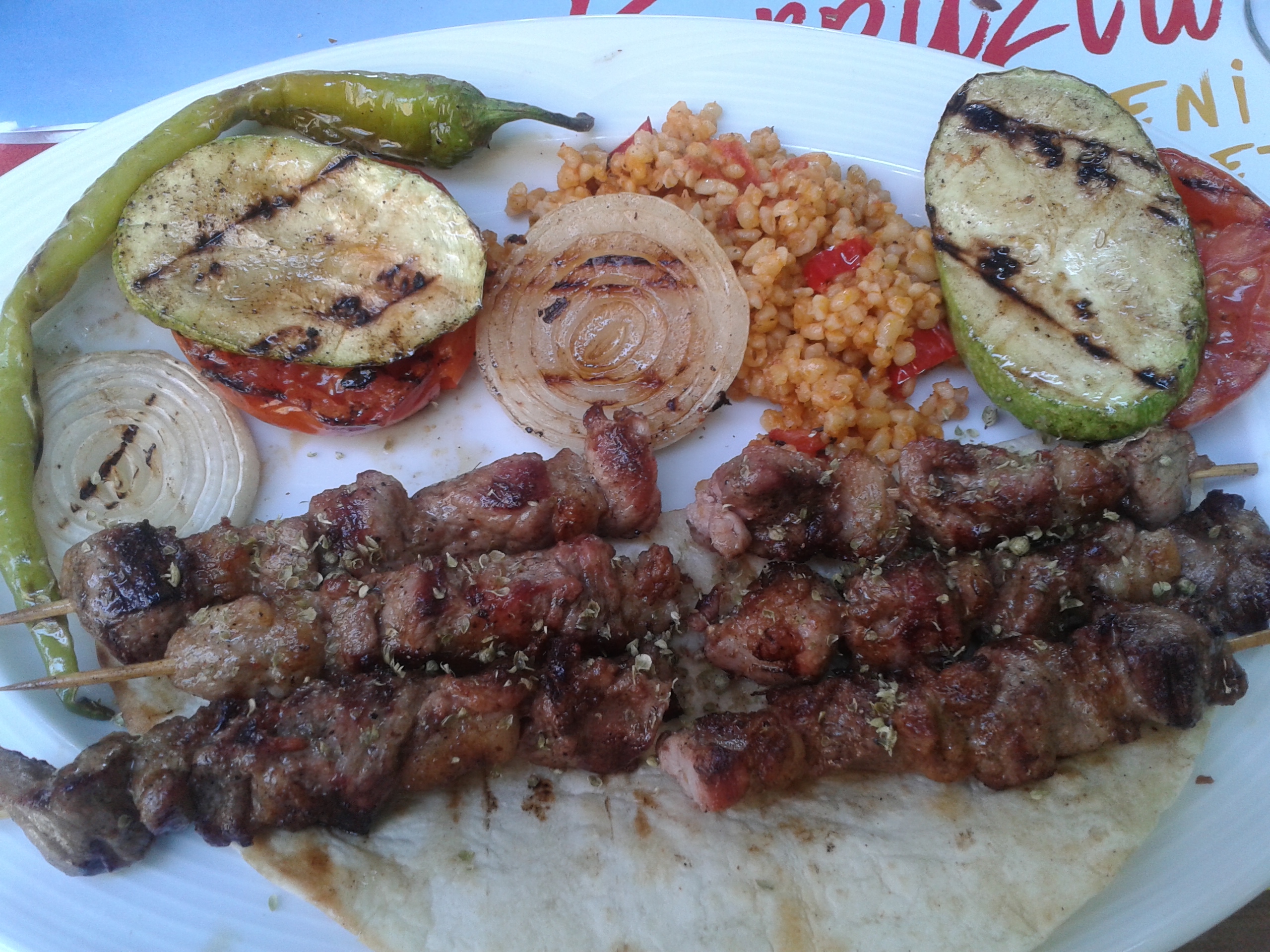 Ankara'da servis edilen geleneksel kuzu şiş kebap - ızgarada pişirilmiş et ve taze garnitürler