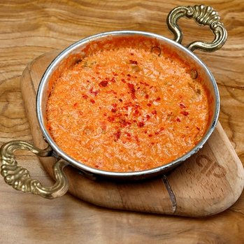 Metal tavada Peynirli Yumurta, kırmızı biber serpilmiş, ahşap sunum tabağı İbrahiminyeri.