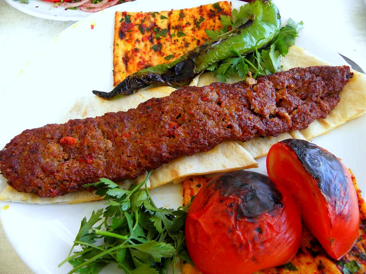 Adana kebap tabağı - ızgarada pişirilmiş baharatlı kıyma kebap ve yufka ekmeği
