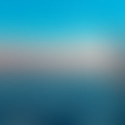 Gece ışıklı bir TEM otoyolunda araç kuyruğu, uzun yol yolculuğu