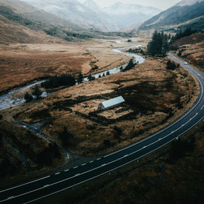 Dağ sıraları arasından geçen otoban havadan görünüm