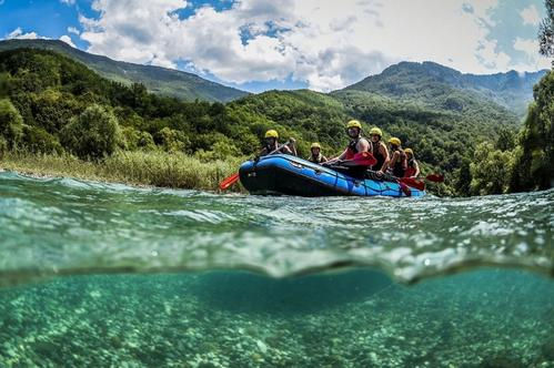 Melen Rafting parkurunda ilkbaharda coşkun akan nehirde botlarla ilerleyen sporcular.