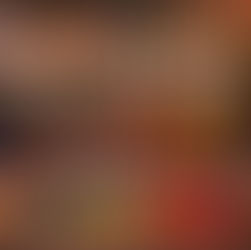 Ahşap raf üzerinde sıralanmış yöresel gıda ürünleri