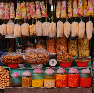 Ahşap raf üzerinde sıralanmış yöresel gıda ürünleri