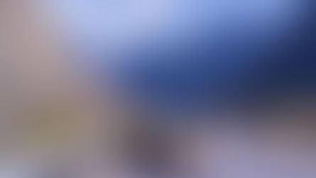 Karayolunda ilerleyen araç ve dağ manzarası