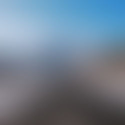 Dağ yolu kenarında karlı manzara ve karayolu