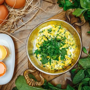 Taze otlar ve köy yumurtasıyla hazırlanmış otlu yumurta, İbrahim’in Yeri Bolu Dağı mutfağında servis edilmiş.