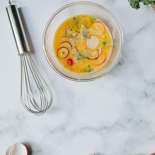 sucuklu yumurta tarifi - tavada pişmiş sucuk ve yumurta