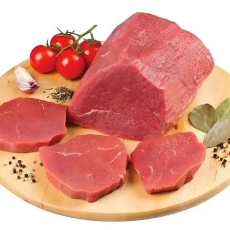 Taze kırmızı et dilimleri, domates, baharatlar ve İbrahiminyeri ahşap sunum tabağı.