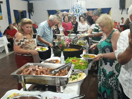 Em Tapes, Baile da Linguiça movimenta associados e campistas