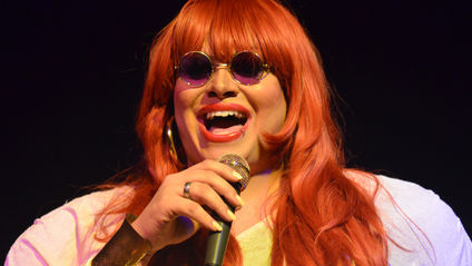 Talento e diversidade artística de Juliana Drag no "Curta Sarau" do Polo