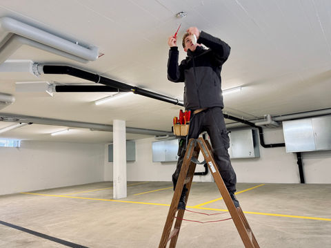 Elektriker von Jordi Power Elektro bei der Installation in der Tiefgarage