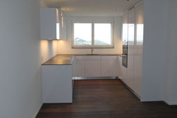 Weisse neue Küche mit Elektroinstallation von Jordi Power Elektro